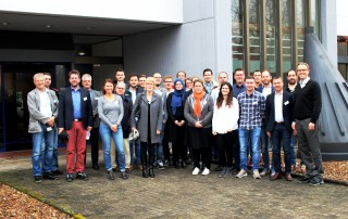 Die Teilnehmer des FSK-PUR-Workshops bei Covestro Oldenburg mit Stephan Kretschmann (Leiter Marketing und Entwicklung, 3. v.l.), Jens Geschke (Geschäftsführer Covestro Oldenburg,1.v.r.).