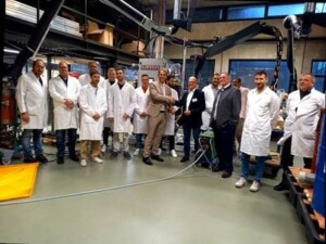 Cannon überlässt 2-Komponenten-Hochdruckanlage für Schulungs-, Forschungs- und Entwicklungszwecke // Offizielle Übergabe im Rahmen des FSK Polyurethantechnik-Seminars an das IKT // Kooperation stärkt Forschung, Entwicklung und Weiterbildung im PU-Bereich